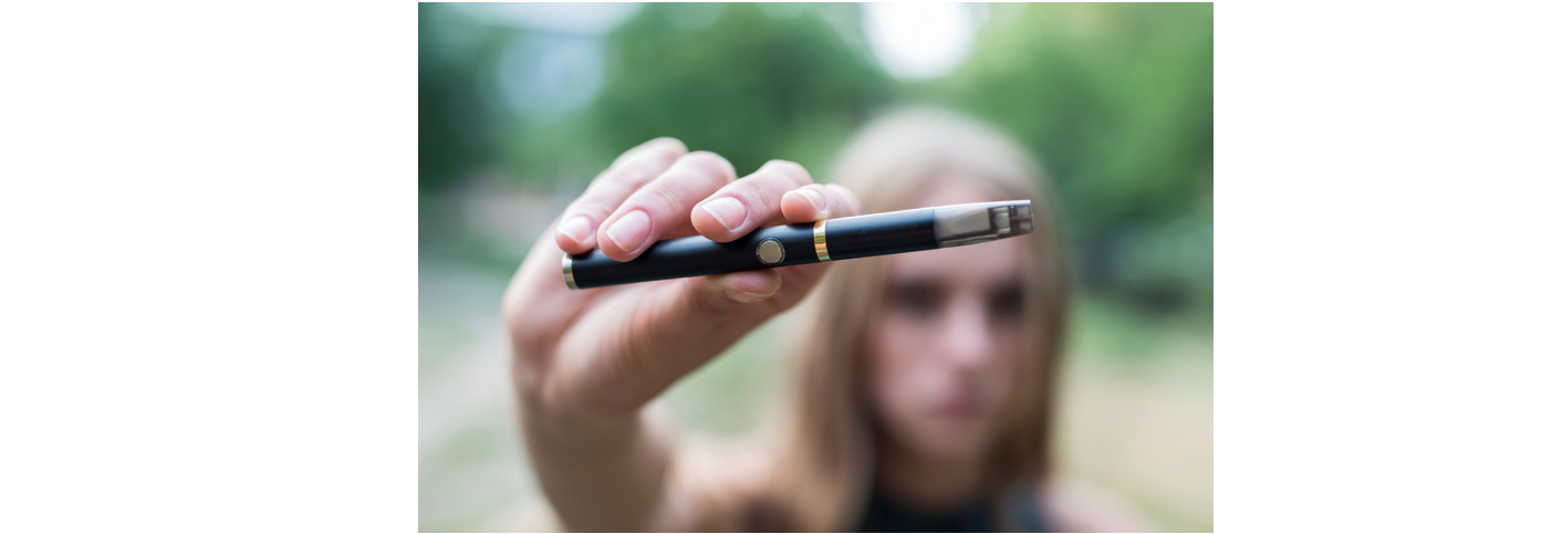 Young person holding an e-cigarette